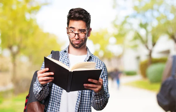 Student Man Leest Een Boek — Stockfoto