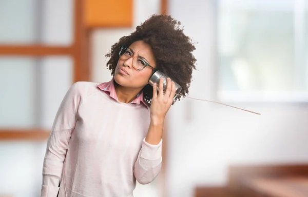 Negro Mujer Sosteniendo Lata Lata Enfoque Selectivo —  Fotos de Stock