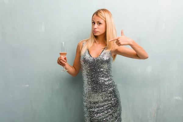 Portret Młodych Elegancki Kobieta Blonde Dumny Pewny Siebie Wskazujące Palce — Zdjęcie stockowe