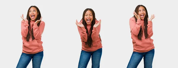 Set Fitness Young Black Woman Laughing Surprise Raising Arms Gray — Stock Photo, Image