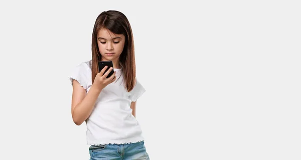 全身フル インターネット ソーシャル ネットワーク 未来の肯定的な感情と現代を使用して 携帯電話に触れる手の小さな女の子クローズ アップ — ストック写真