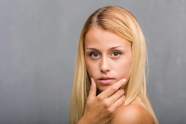 Portret Van Natuurlijke Jonge Blonde Vrouw Denken Kijken Naar Camera — Stockfoto