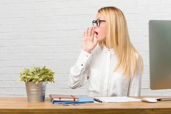 Retrato Una Joven Estudiante Sentada Escritorio Haciendo Tareas Susurrando Chismes — Foto de Stock