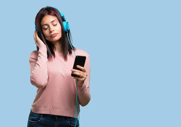 Young Pretty Woman Relaxed Concentrated Listening Music His Mobile Phone — Stock Photo, Image