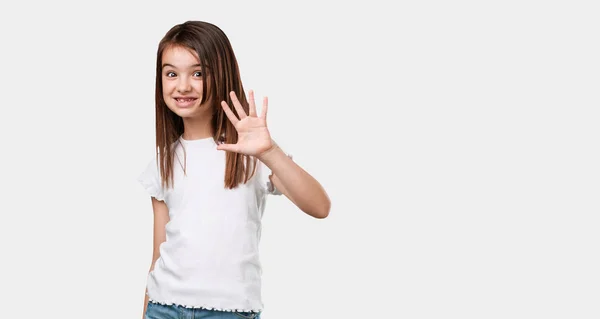 Menina Corpo Inteiro Mostrando Número Cinco Símbolo Contagem Conceito Matemática — Fotografia de Stock