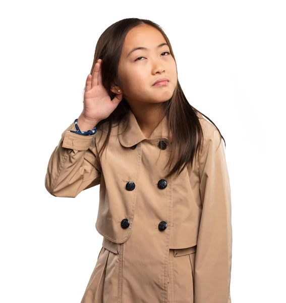 Menina Chinesa Trenchcoat Bege Ouvir Algo Isolado Fundo Branco — Fotografia de Stock