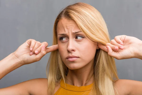 Portret Van Natuurlijke Jonge Blonde Vrouw Die Betrekking Hebben Oren — Stockfoto