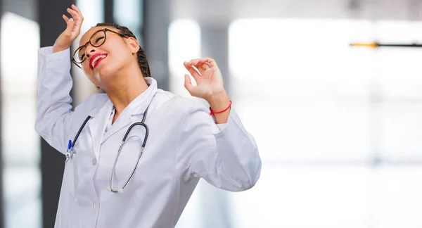 Portrait Une Jeune Femme Médecin Noire Écouter Musique Danser Amuser — Photo