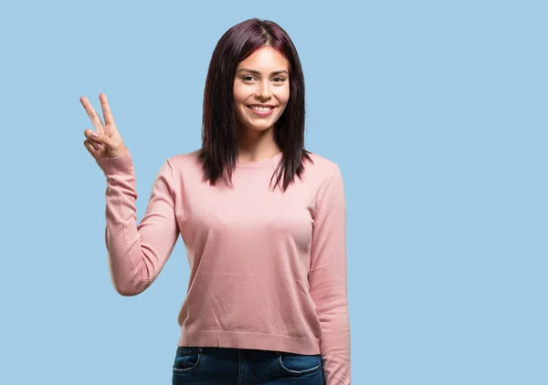 Jovem Mulher Bonita Divertido Feliz Positivo Natural Faz Gesto Vitória — Fotografia de Stock