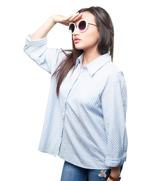 Asiatische Frau Mit Sonnenbrille Sieht Weit Isoliert Auf Weißem Hintergrund — Stockfoto
