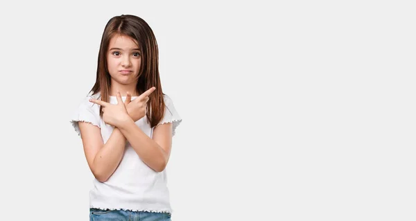 Tam Vücut Küçük Kız Karışık Şüpheli Biri Kararsızlık Kavramı Iki — Stok fotoğraf