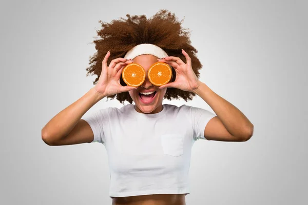 Junge Fitness Afro Frau Mit Einer Orange — Stockfoto