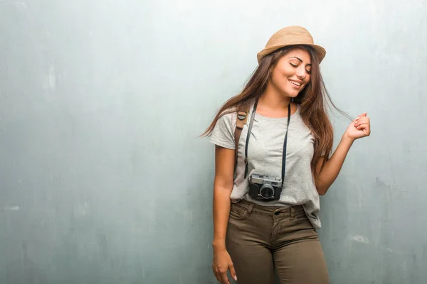 Porträt Einer Jungen Reisenden Lateinischen Frau Gegen Wand Lachen Und — Stockfoto