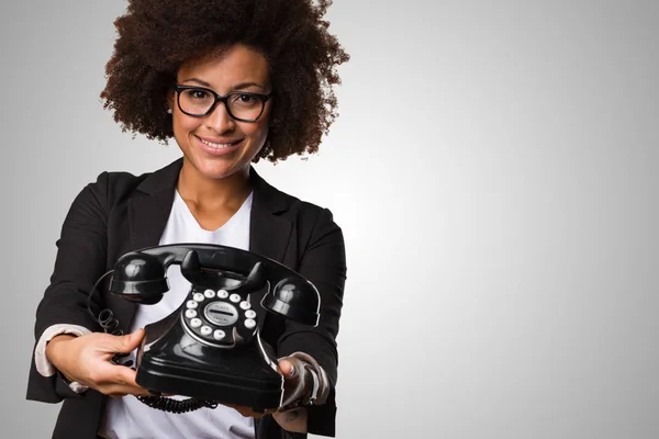Mujer Negocios Negro Sosteniendo Teléfono Sobre Fondo Gris — Foto de Stock
