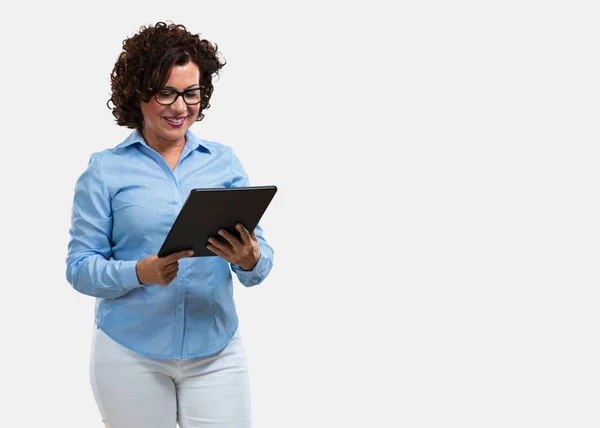 Mujer Mediana Edad Sonriendo Confiada Sosteniendo Una Tableta Usándola Para —  Fotos de Stock