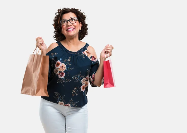 Orta Yaşlı Kadın Neşeli Gülümseyen Alışveriş Çantaları Taşırken Çok Heyecanlı — Stok fotoğraf