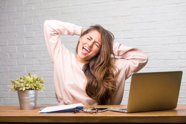 Çılgın ve umutsuz masanın üzerinde oturan genç öğrenci latin kadın portresi