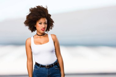 arka plan bulanık kızgın genç siyah kadın