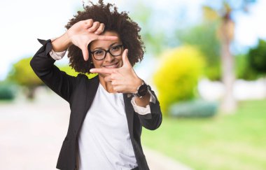 iş siyah kadının çerçeve jest, seçici odak yapması