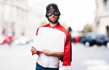 beyaz bir afiş tutarak süper kahraman