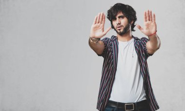 Genç yakışıklı önünde el koyarak ciddi ve kararlı, adamım, jest durdurmak, kavramı inkar