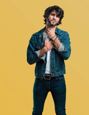 Yakışıklı delikanlı ile boğaz, virüs yüzünden, hasta ve yorgun boğulmuş