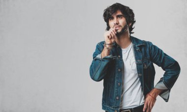 Yakışıklı delikanlı çivi, gergin ve çok endişeli ve gelecek için korkmuş ısırma panik ve stres hissediyor