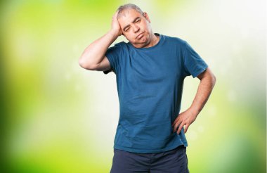 yeşil arka plan bulanık üzerinde yorgun olgun adam