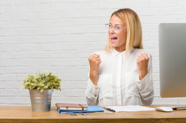 Genç öğrenci görevleri çok mutlu ve heyecanlı, yapmak onun masasına oturan bir zafer ya da başarı, piyango kazanan kutluyor kollar, yetiştirme portresi