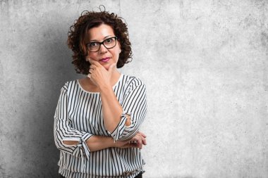 Orta düşünme ve bakılması, hakkında bir fikir karışık kadın yaşlı, bir çözüm bulmaya çalışıyorum