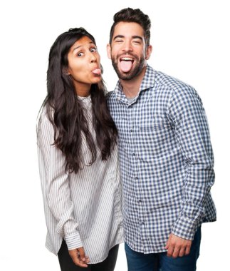 Onların dilini gösterilen genç çift