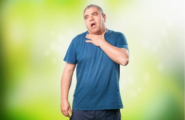 yeşil arka plan bulanık üzerinde yorgun olgun adam