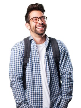 Genç adam gülerken beyaz arka planda tek başına