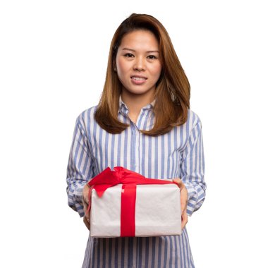 çizgili gömlekli bir hediye izole beyaz arka plan üzerinde tutarak Çinli kadın