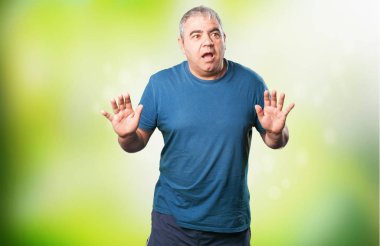 yeşil arka plan bulanık korkuyor olgun adam