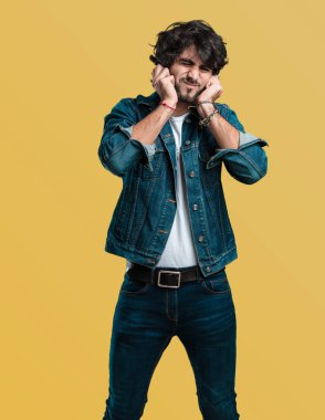 Yakışıklı delikanlı eller, kızgın ve bazı ses işitme yorgun kulaklarıyla kapsayan