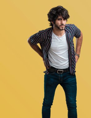 Öfkeli, negatif ve çılgın çığlık genç yakışıklı adam çok kızgın ve üzgün, çok gergin,