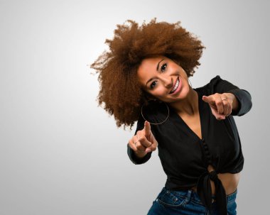 Afro kadın önüne işaret