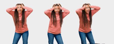 Eller genç siyah kadın sinirli ve umutsuz kafasından ile gri arka plan üzerinde Fitness ayarla