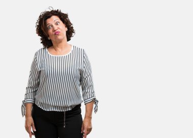 Orta yaşlı kadın kontrolden çıktı, özgürlük ve vahşi ifade etmek komik deli deli ve umutsuz, çığlık