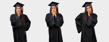 Mezun genç siyah kadın tırnak ısırma kümesi