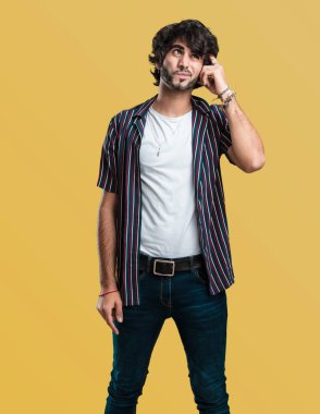 Düşünme ve bakılması, hakkında bir fikir, karışık yakışıklı delikanlı bir çözüm bulmaya çalışıyorum