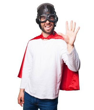 Beyaz arka plan üzerinde izole sayı beş jest yapıyor süper kahraman