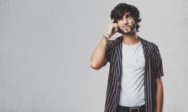 Düşünme ve bakılması, hakkında bir fikir, karışık yakışıklı delikanlı bir çözüm bulmaya çalışıyorum