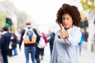 arka plan bulanık ekranda dokunmadan genç siyah kadın