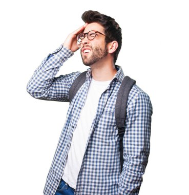 Beyaz arka plan üzerinde izole bir baş ağrısı olan öğrenci adam