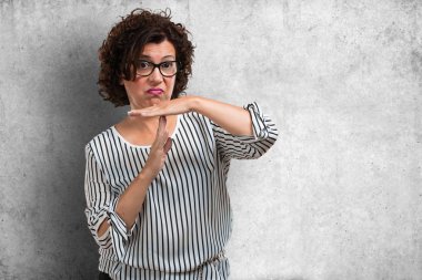 Bir zaman aşımı jest yapma yorgun ve bıkkın, orta yaşlı kadın iş stresi nedeniyle, zaman kavramı son verilmeli