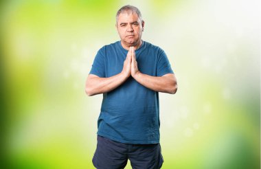 olgun erkek yeşil arka plan bulanık üzerinde dua