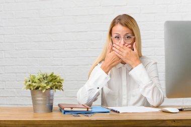 Bir şey söylemek ağız, sessizlik ve baskı, sembolü kapsayan görevleri yapmak onun masasına oturan genç öğrenci portresi çalışıyor