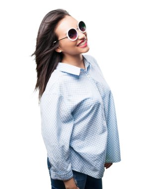 Beyaz arka plan üzerinde izole güneş gözlüğü mutlu Asyalı kadın